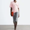 Camiseta con cuello en V fruncido