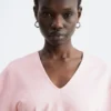 Camiseta con cuello en V fruncido