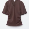 Camiseta con cuello en V fruncido
