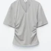 Camiseta con cuello en V fruncido