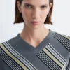 Camiseta de lana con cuello en V a rayas