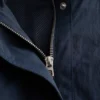 Chaqueta con cuello alto y cordón