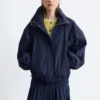 Chaqueta con cuello alto y cordón
