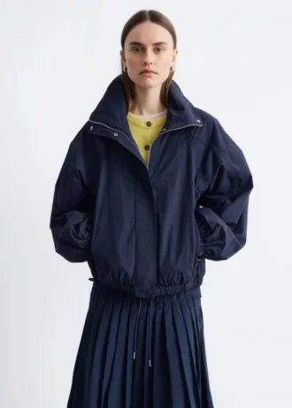 Chaqueta con cuello alto y cordón
