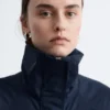 Chaqueta con cuello alto y cordón