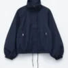 Chaqueta con cuello alto y cordón
