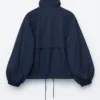 Chaqueta con cuello alto y cordón