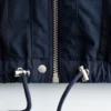 Chaqueta con cuello alto y cordón