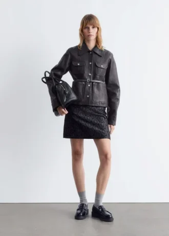 Chaqueta de cuero con bolsillos de parche