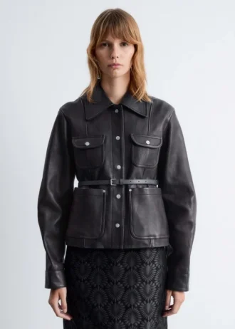 Chaqueta de cuero con bolsillos de parche