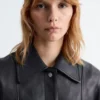 Chaqueta de cuero con bolsillos de parche