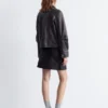 Chaqueta de cuero con bolsillos de parche