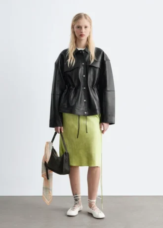 Chaqueta de cuero con cordón en la cintura