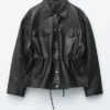Chaqueta de cuero con cordón en la cintura