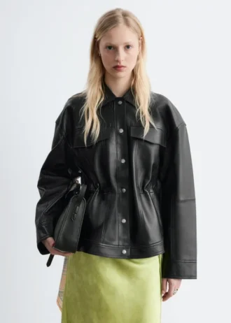 Chaqueta de cuero con cordón en la cintura