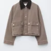 Chaqueta vaquera corta con cuello de pana