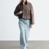Chaqueta vaquera corta con cuello de pana