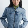 Chaqueta vaquera entallada con cremallera