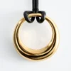 Collar de cuero con colgante en forma de anillo