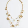 Collar en capas con adornos