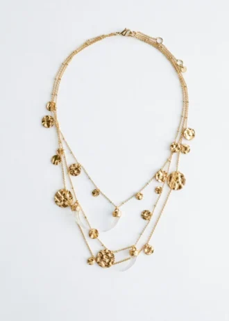 Collar en capas con adornos