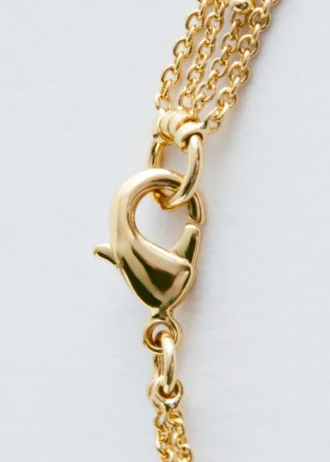 Collar en capas con adornos