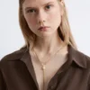 Collar lariat con detalle de nudo
