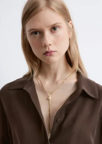 Collar lariat con detalle de nudo