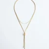 Collar lariat con detalle de nudo