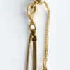 Collar lariat con detalle de nudo