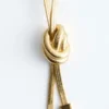 Collar lariat con detalle de nudo