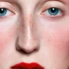 Color de labios mate naranja llamativo