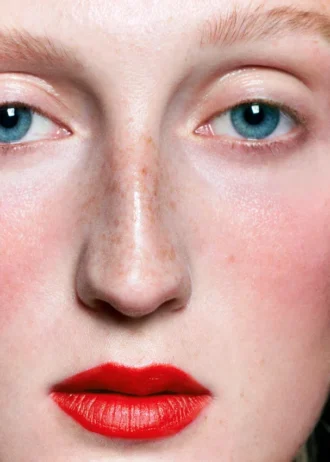 Color de labios mate naranja llamativo