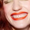 Color de labios mate naranja llamativo