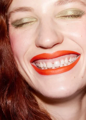 Color de labios mate naranja llamativo