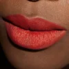 Color de labios mate naranja llamativo