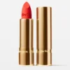 Color de labios mate naranja llamativo