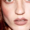 Brillo de labios ligeramente marrón