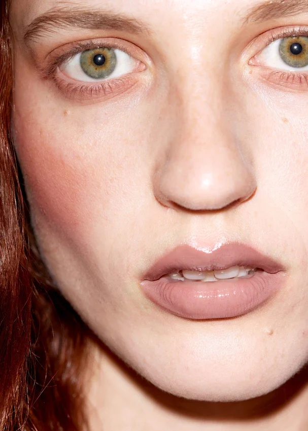 Brillo de labios ligeramente marrón