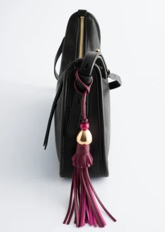 Dije de bolso con borla de cuero