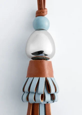 Dije de bolso con borla de cuero