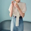 Blusa de seda estampada con cuello lazo
