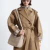 Gabardina con cinturón