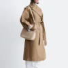 Gabardina con cinturón
