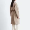 Gabardina con cinturón de hebilla a cuadros