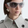 Gafas de sol con montura ovalada llamativa