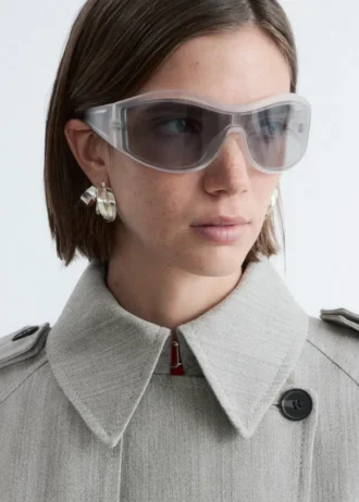 Gafas de sol con montura ovalada llamativa