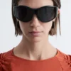 Gafas de sol con montura ovalada llamativa