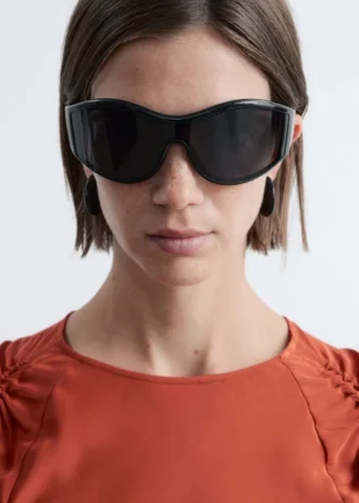Gafas de sol con montura ovalada llamativa