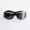 Gafas de sol con montura ovalada llamativa